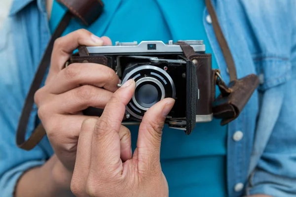 Fotoğrafçı ile eski moda fotoğraf makinesi — Stok fotoğraf