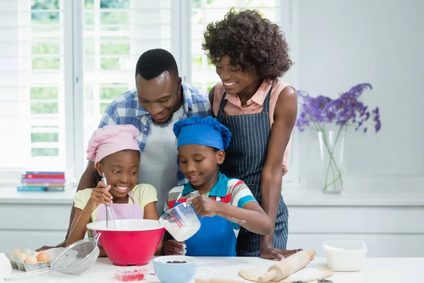 Ebeveynler ve çocuklar mutfakta yiyecek hazırlama — Stok fotoğraf