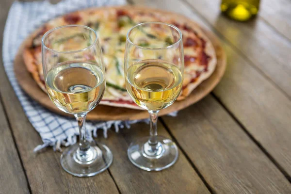 Verres à vin servis avec pizza en arrière-plan — Photo