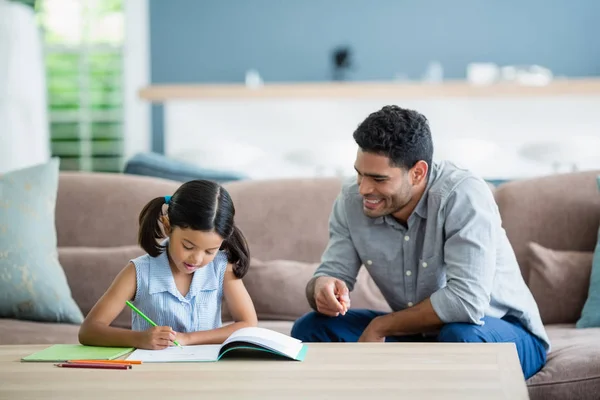 Far hjälpa hennes dotter gör hennes läxor — Stockfoto
