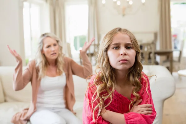 Furiosa mãe discutindo com sua filha na sala de estar — Fotografia de Stock