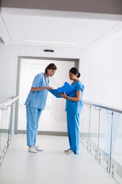 Enfermeira e médico discutindo sobre prancheta — Fotografia de Stock