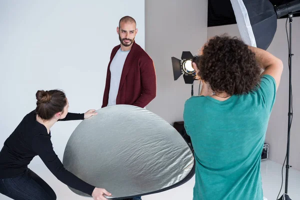 Modelo posando para una sesión de fotos — Foto de Stock