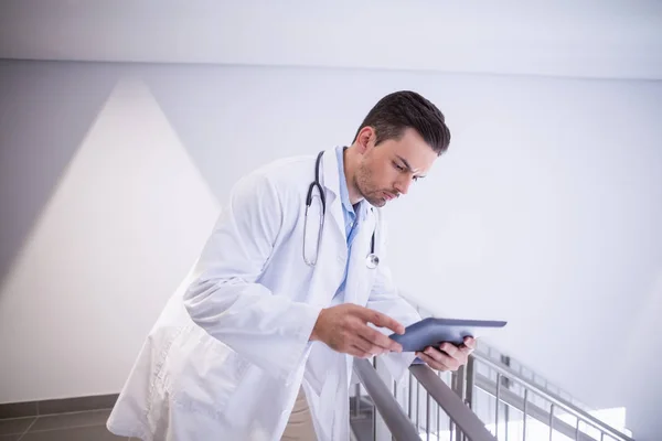 Médecin utilisant une tablette numérique dans le couloir — Photo