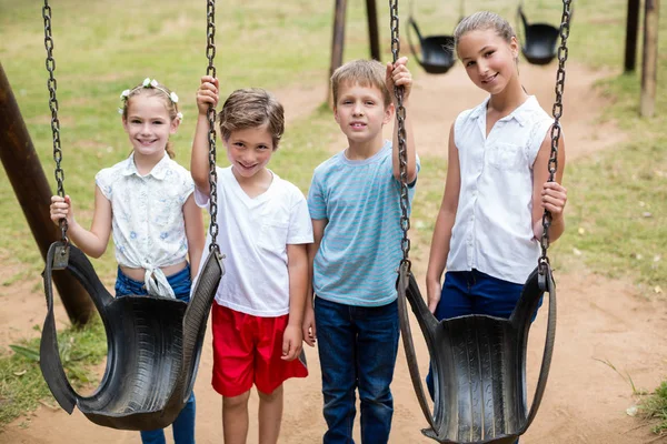 Kinderen staan samen in park — Stockfoto