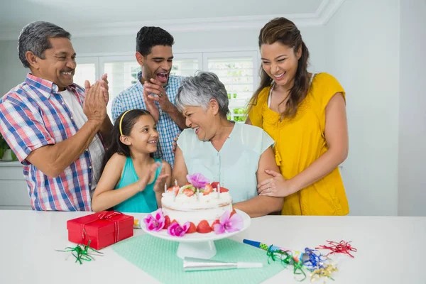 Feliz familia multigeneracional celebrando fiesta de cumpleaños —  Fotos de Stock