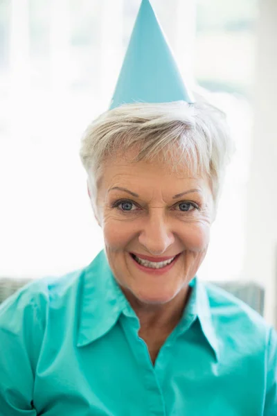 Sorridente donna anziana con cappello da festa — Foto Stock