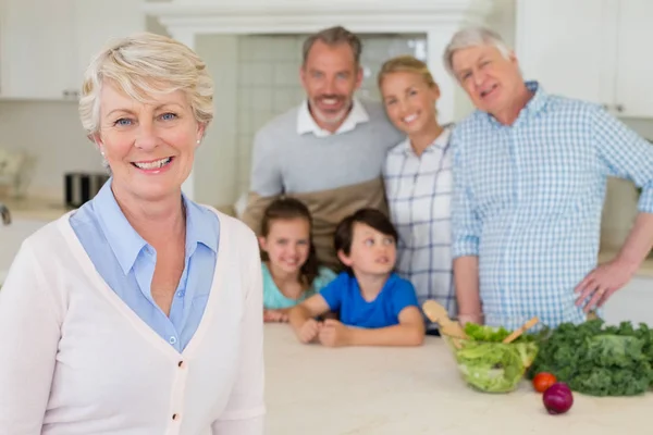 Retrato de família feliz em pé na cozinha — Fotografia de Stock