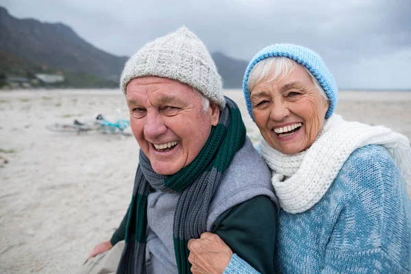 年长的夫妇在海滩玩在一起 — 图库照片