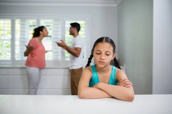 Triste fille écoutant ses parents se disputer — Photo