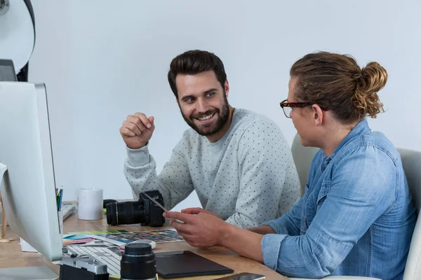 Fotógrafos trabajando juntos en el escritorio — Foto de Stock