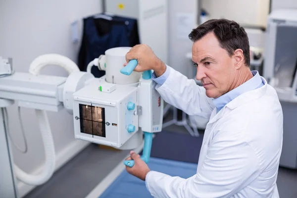 Médico que utiliza a máquina de raios X — Fotografia de Stock