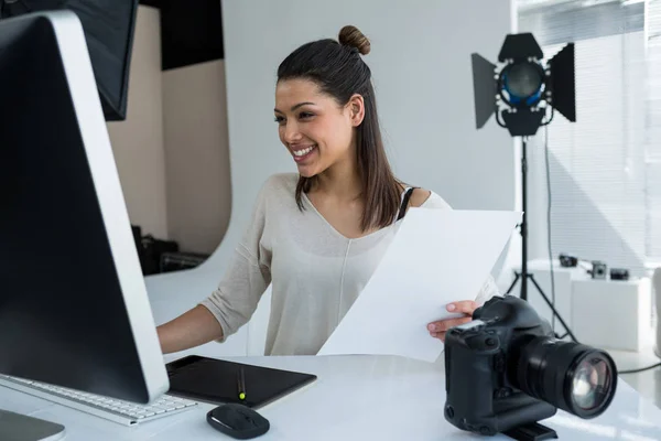 Fotógrafo trabalhando sobre computador na mesa — Fotografia de Stock