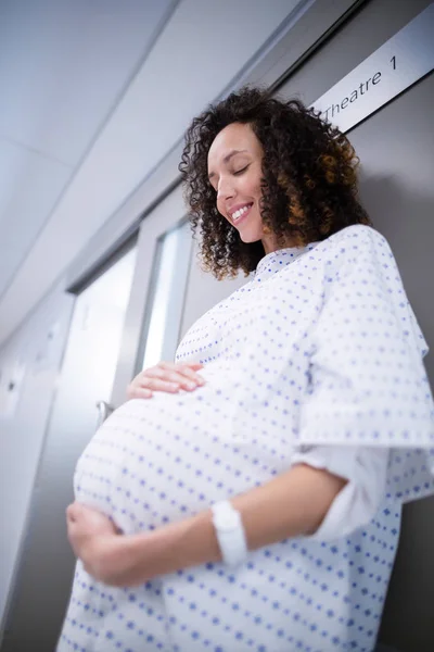 Femme enceinte debout dans le couloir — Photo