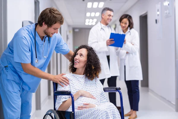 Medico confortante donna incinta in corridoio — Foto Stock