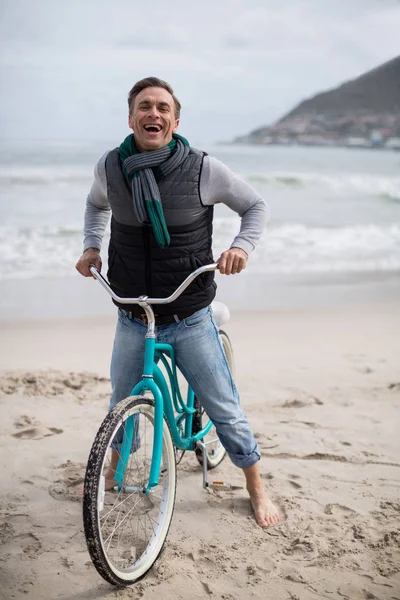 Retrato de homem maduro andando de bicicleta na praia — Fotografia de Stock