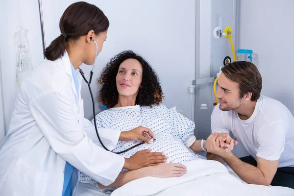 Médecin examinant la femme enceinte en salle — Photo