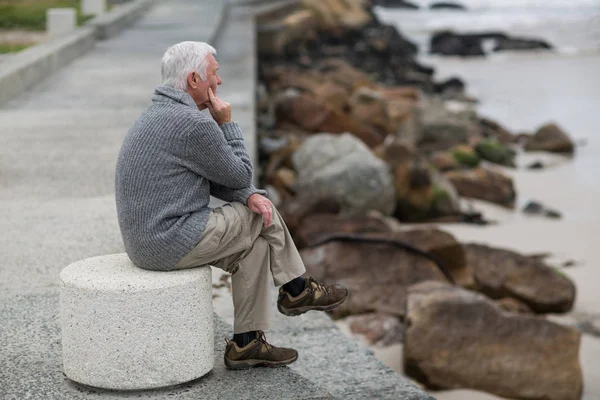 Uomo anziano seduto sui gradini — Foto Stock
