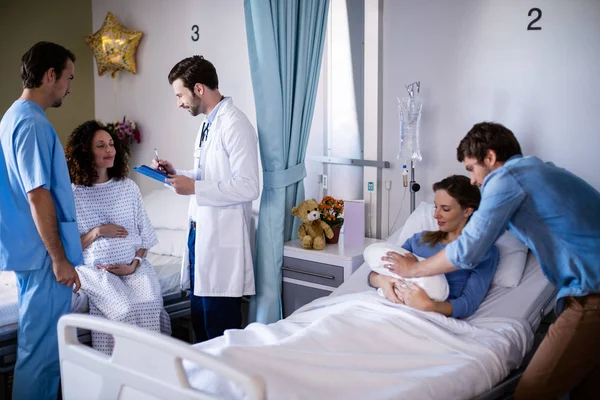 Casal com seu bebê recém-nascido na enfermaria — Fotografia de Stock