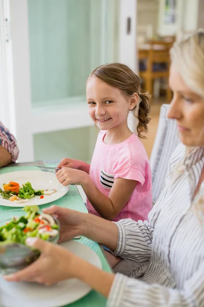 Söt flicka med måltid om dinning tabell — Stockfoto