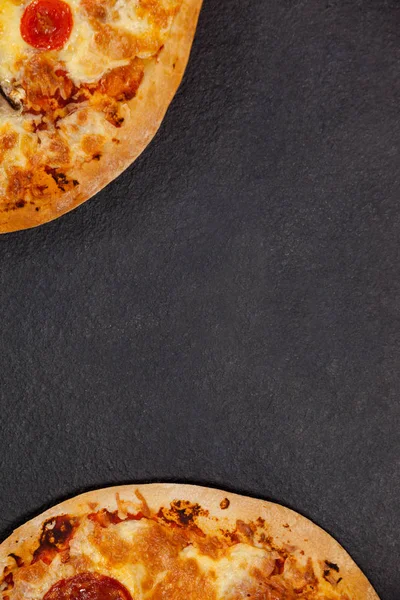 Heerlijke Italiaanse pizza geserveerd op een grijze achtergrond — Stockfoto