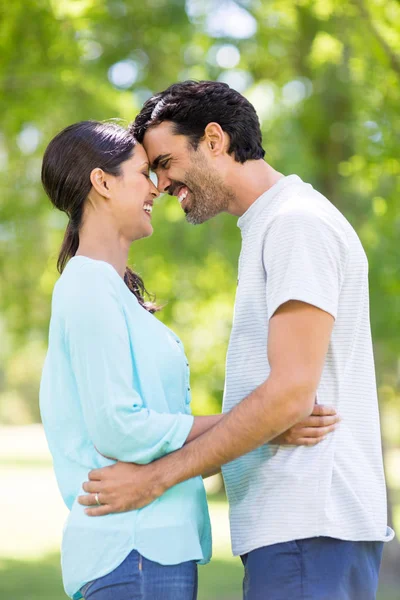 Pareja abrazándose en el parque — Foto de Stock