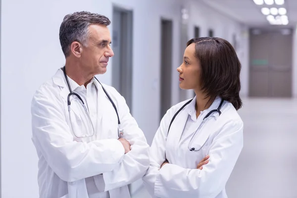Dokter berdiri dengan tangan disilangkan di koridor — Stok Foto