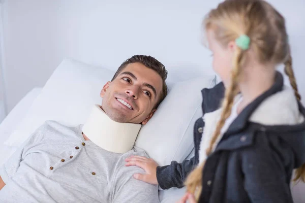 Sonriente hija consolando a su padre enfermo — Foto de Stock