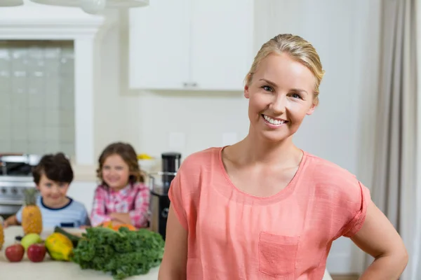 Retrato de mulher bonita sorrindo na cozinha — Fotografia de Stock