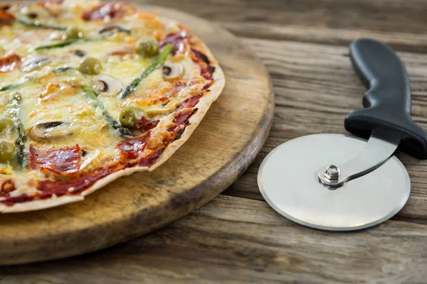 İtalyan pizza pizza kesici bir tepsi ile yakın çekim — Stok fotoğraf