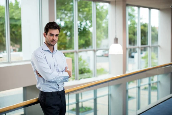 Männliche Führungskraft mit verschränkten Armen im Konferenzzentrum — Stockfoto