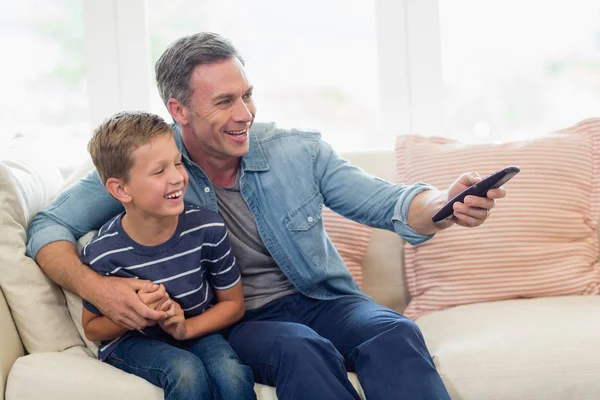 Happy father and son watching tv in living room — Stock Photo, Image