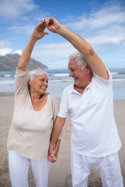 Äldre par att ha kul tillsammans på stranden — Stockfoto