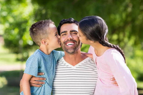 Pai se divertindo com seu filho e filha no parque — Fotografia de Stock