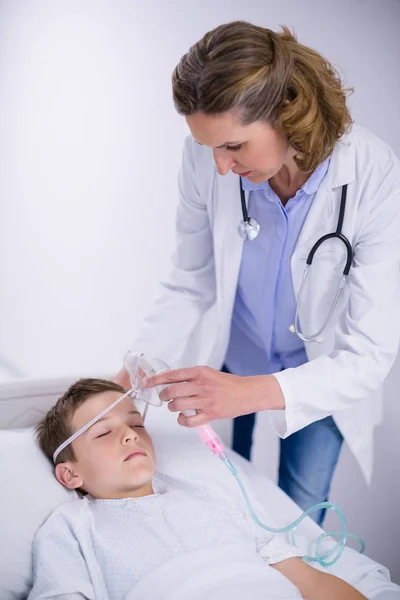 Médico colocando uma máscara de oxigênio no paciente — Fotografia de Stock