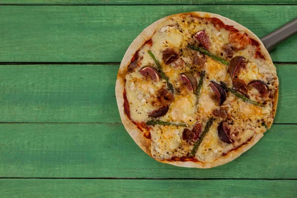 Läcker italiensk pizza serveras på pizza peel — Stockfoto
