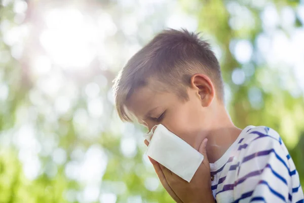 Jongen zijn neus afvegen terwijl het niezen — Stockfoto