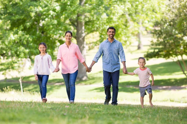 Porträtt av glad familj njuter tillsammans i parken — Stockfoto