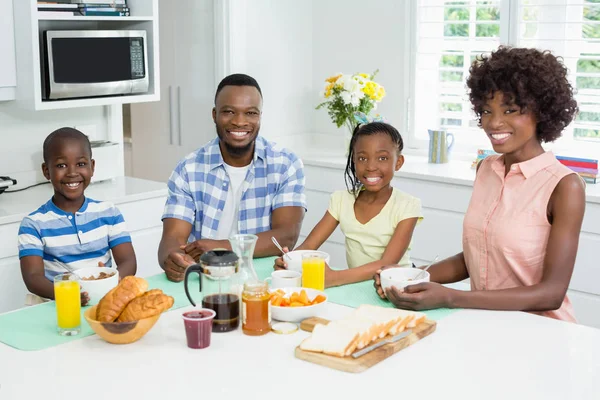 孩子和父母在家里的餐桌上享用早餐 — 图库照片