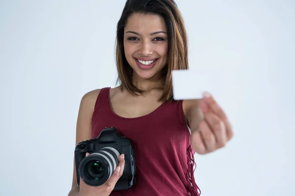 Fotógrafo mostrando cartão de visita em estúdio — Fotografia de Stock