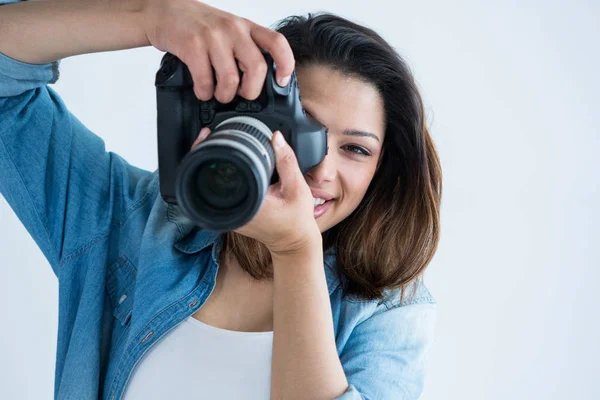 Fotógrafo con cámara digital — Foto de Stock