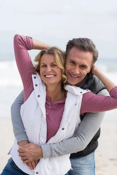 Зрелая пара наслаждается на пляже — стоковое фото