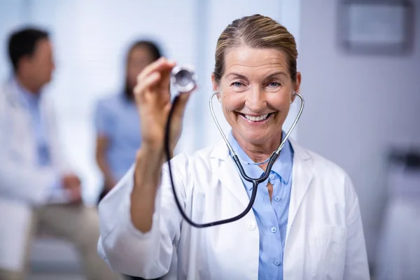 Портрет жінки-лікаря, що тримає стетоскоп — стокове фото