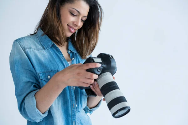 Fotograf prohlížení pořízených fotografií — Stock fotografie