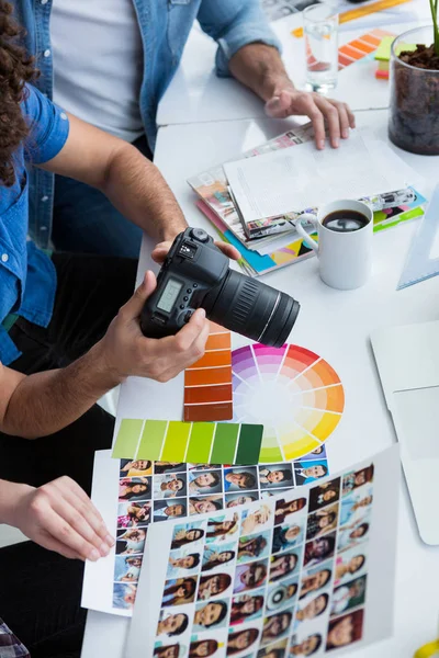 Fotógrafos trabalhando juntos na mesa — Fotografia de Stock