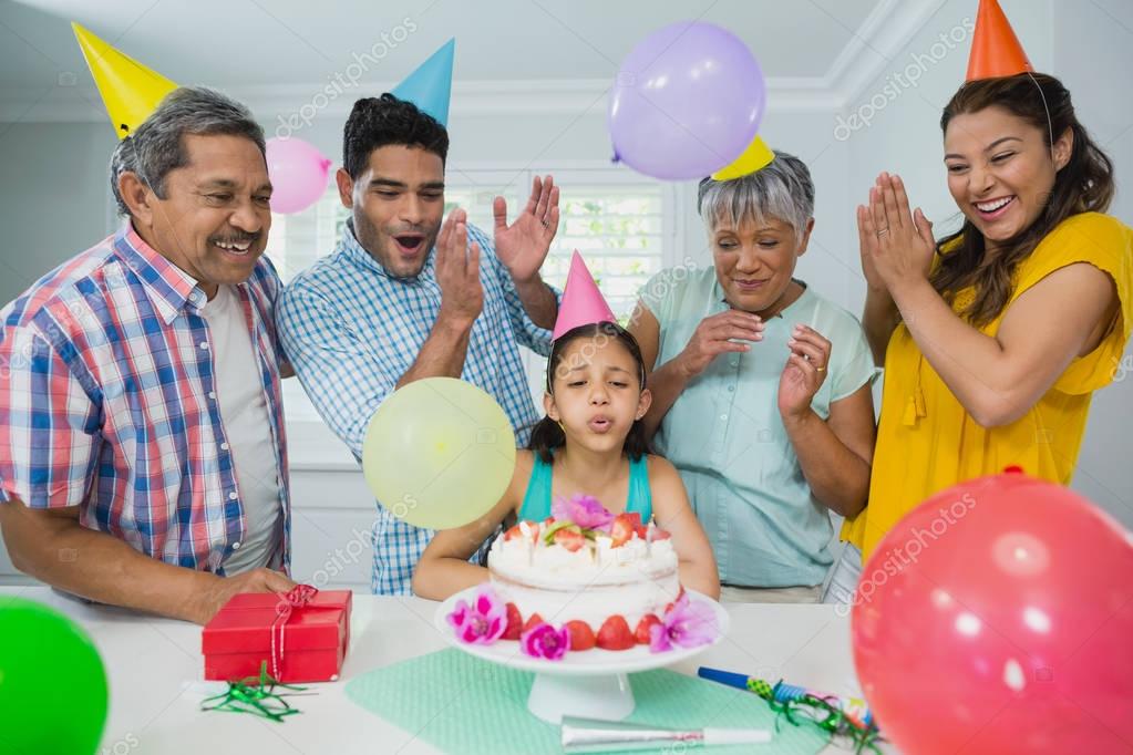 행복 한 Multigeneration 가족 생일 파티를 축 하 스톡 사진 행복 한 Multigeneration 가족 생일 파티를 축 하 스톡 사진