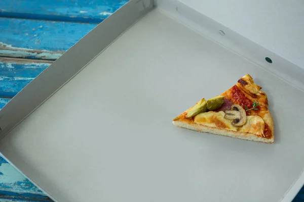 Eine Scheibe italienische Pizza serviert — Stockfoto