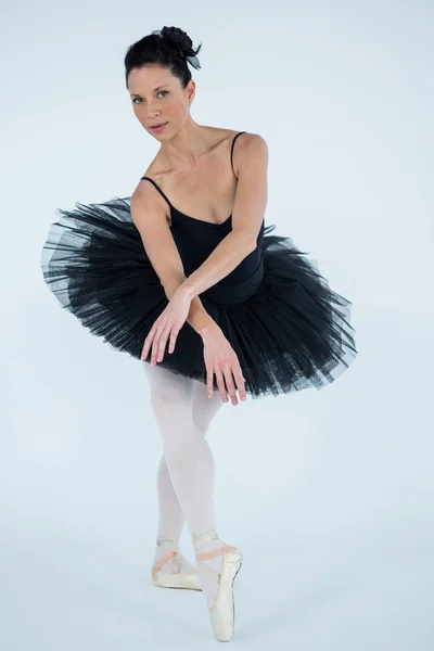 Ballerine pratiquant la danse de ballet — Photo