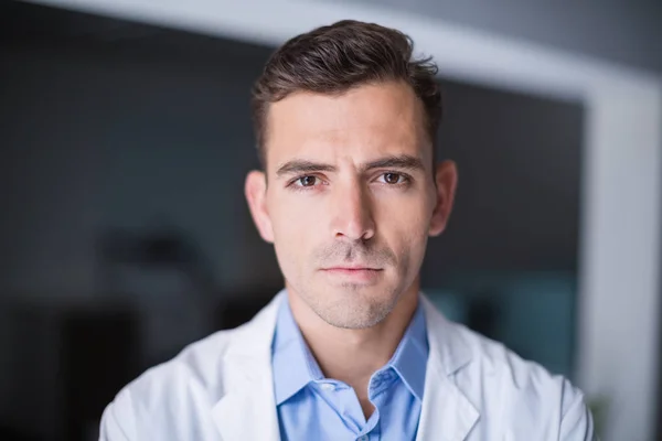 Porträt eines nachdenklichen Arztes — Stockfoto