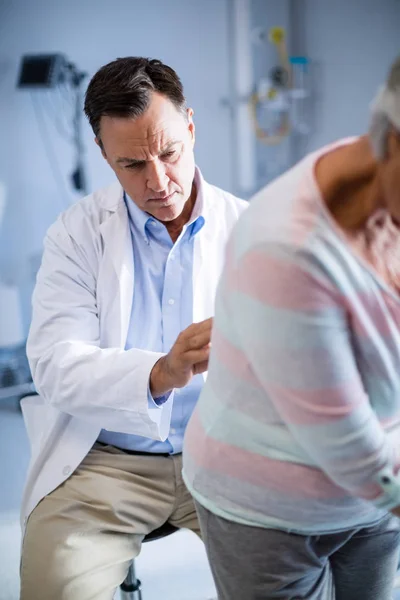 Sjukgymnasten ger tillbaka massage till äldre patient — Stockfoto